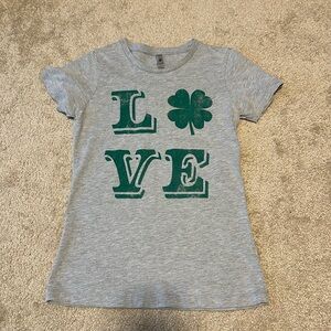 L🍀VE shirt size small